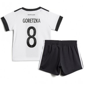 Tyskland Leon Goretzka #8 kläder Barn VM 2022 Hemmatröja Kortärmad (+ korta byxor)